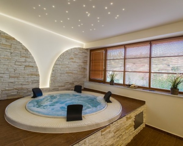 Vířivka ve wellness Delanta