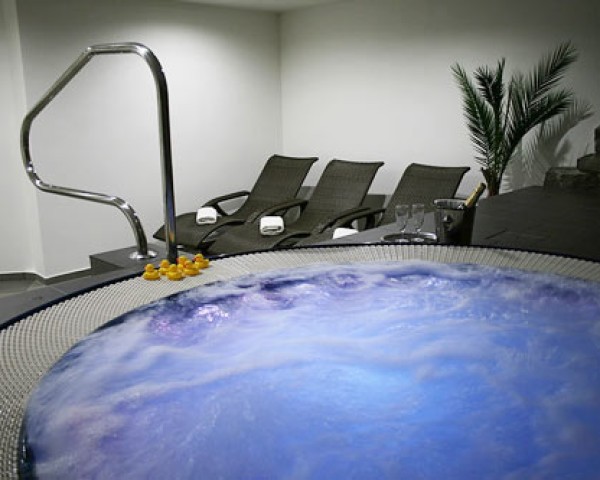 Wellness Hrazany vířivka