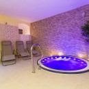 vířivá vana určena pro hotel, wellness, privát loading=