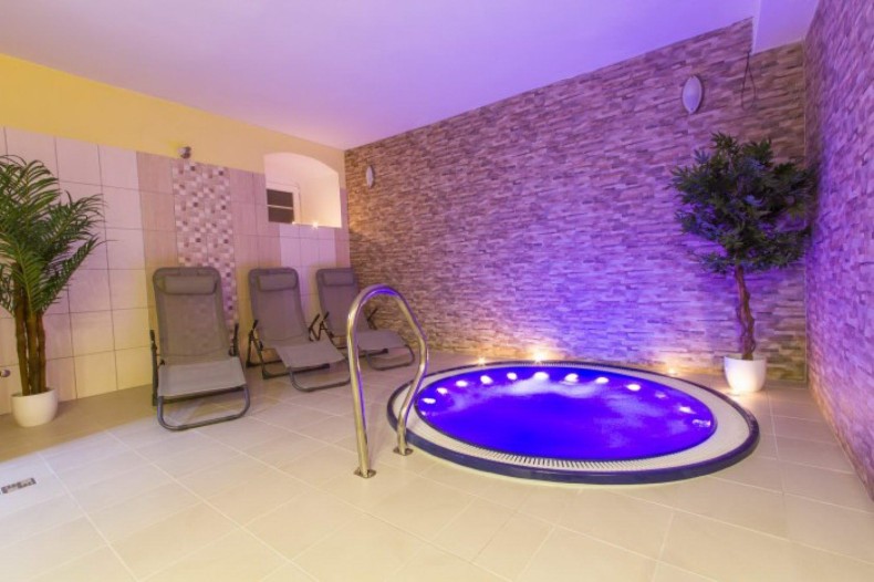 vířivá vana určena pro hotel, wellness, privát - Vířivka EuroWellness Valeria - Vířivka Valeria