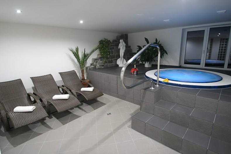 vířivá vana určena pro hotel, wellness, privát - Vířivka EuroWellness Valeria - Vířivka Valeria