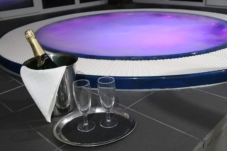 vířivá vana určena pro hotel, wellness, privát - Vířivka EuroWellness Valeria - Vířivka Valeria