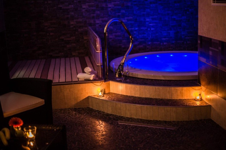 vířivá vana určena pro hotel, wellness, privát - Vířivka EuroWellness Valeria - Vířivka Valeria