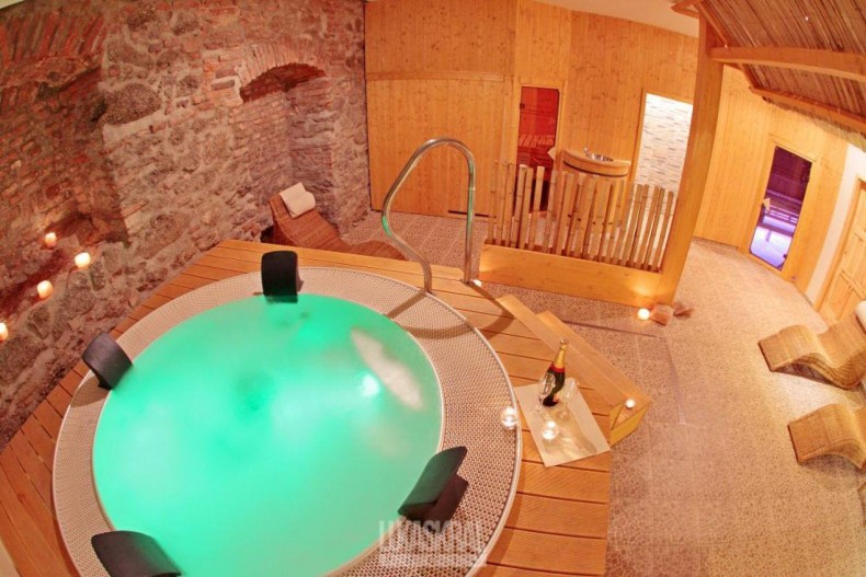 vířivá vana určena pro hotel, wellness, privát - Vířivka EuroWellness Valeria - Vířivka Valeria