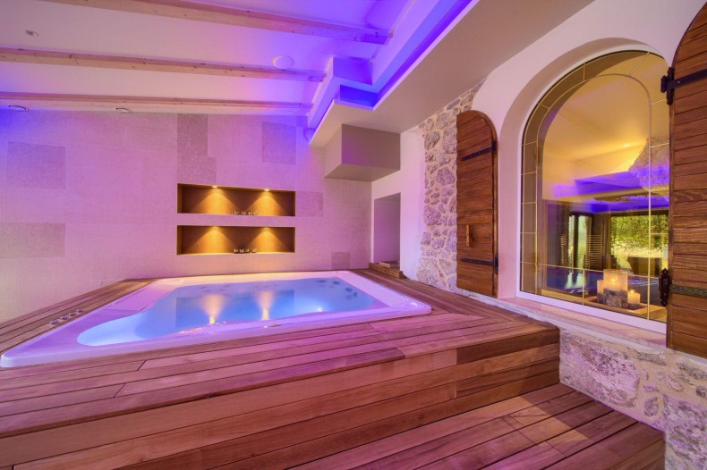 Vířivá vana pro wellness, hotely, bungalovy i lázně a veřejné bazény - Vířivka JACUZZI® Virginia - Jacuzzi Virginia