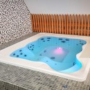 Vířivá vana pro wellness, hotely, bungalovy i lázně a veřejné bazény loading=