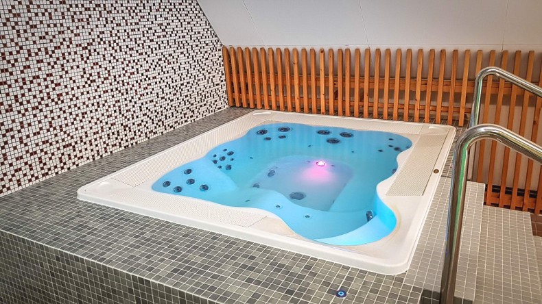 Vířivá vana pro wellness, hotely, bungalovy i lázně a veřejné bazény - Vířivka JACUZZI® Virginia - Jacuzzi Virginia