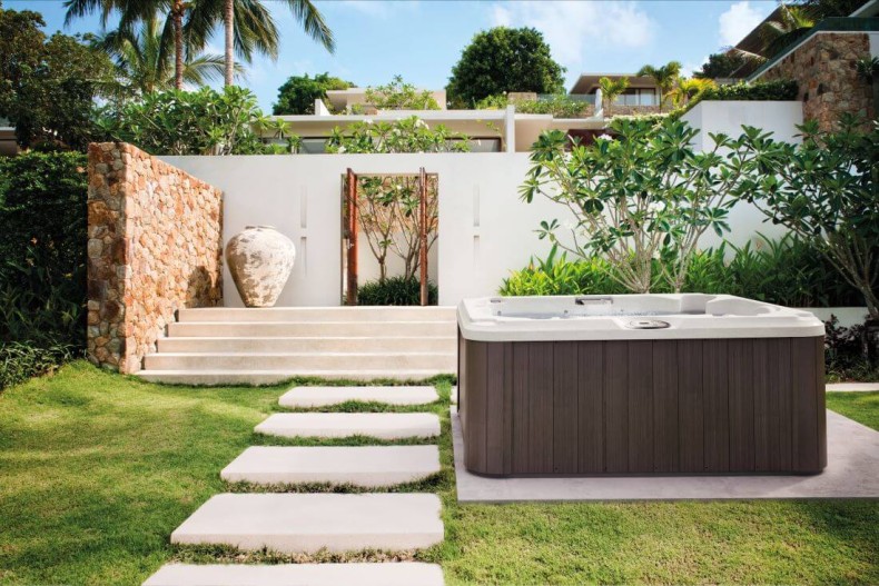 Jacuzzi-Spa_J-215_Platinum_Roasted-Chestnut_Lifestyle_1 - Jacuzzi J-215