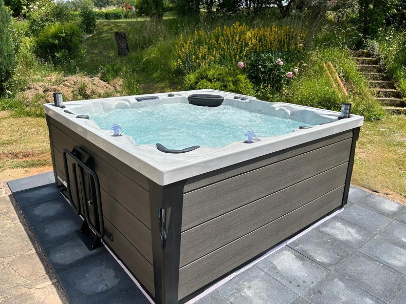 Wasserwelle Spas - PS Onyx install 1 - Onyx
